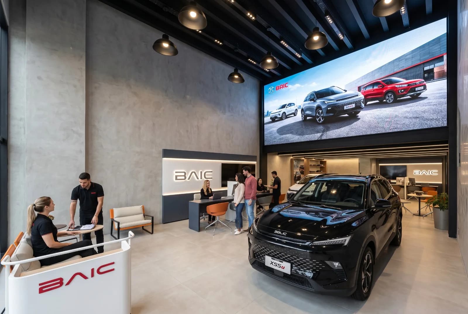 Imagem do projeto da loja BAIC Buriti no São Luís Shopping: salão com painel de LED, mesas de atendimento e um carro preto em exposição