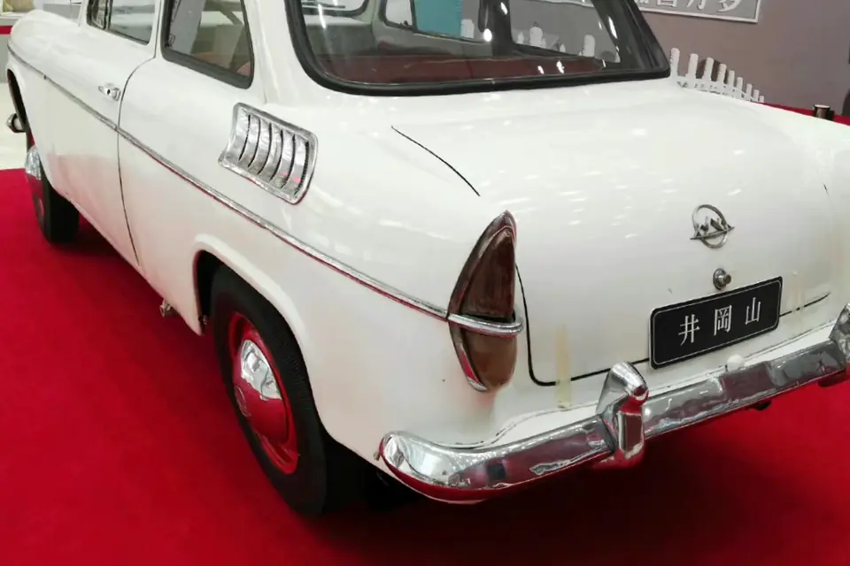Traseira do sedã Jinggangshan, de 1958, exposto em museu, com o nome na placa