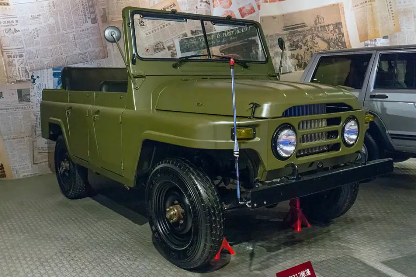Jipe Beijing BJ212 verde-oliva, sem capota, no Museu do Automóvel de Pequim