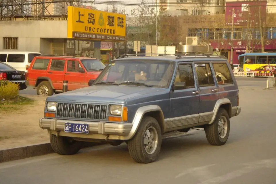 Beijing Jeep Cherokee estacionado numa rua de Pequim
