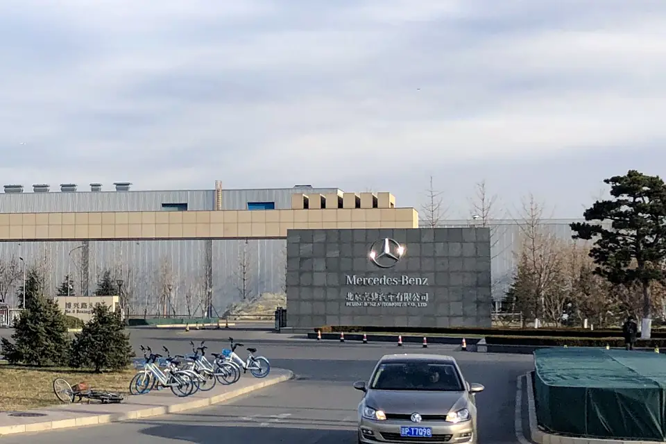 Entrada da fábrica da Beijing Benz, com a estrela da Mercedes-Benz