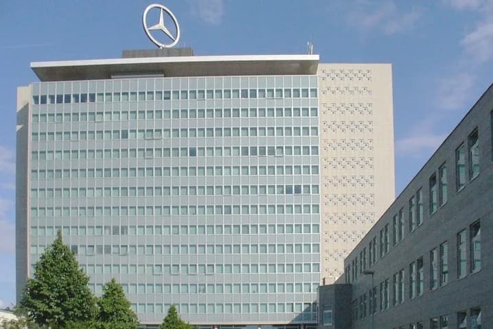 Sede da Mercedes-Benz Group em Stuttgart, prédio alto com a estrela no topo